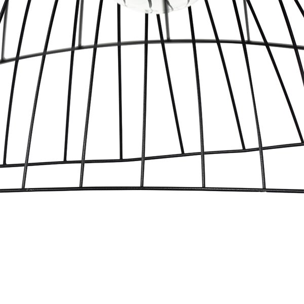 Detailaufnahme einer Pendelleuchte mit schwarzem Drahtgestell