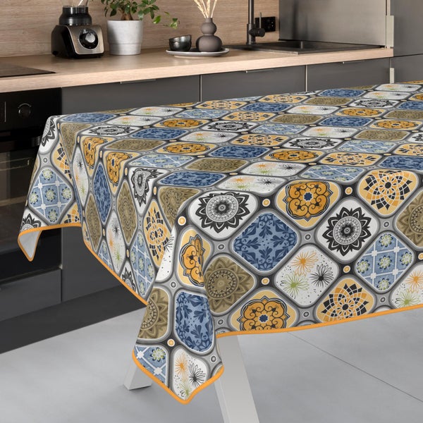 Gemusterte Tischdecke mit Kachelmotiven und Mandala-Mustern auf einem Küchentisch in einer modernen Küche.