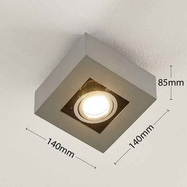 Quadratische Deckenleuchte mit den Maßen 140 x 140 x 85 Millimeter.
