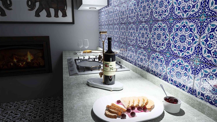 Küchenszene mit Fliesenmuster, Arbeitsplatte, Speisen und Getränken