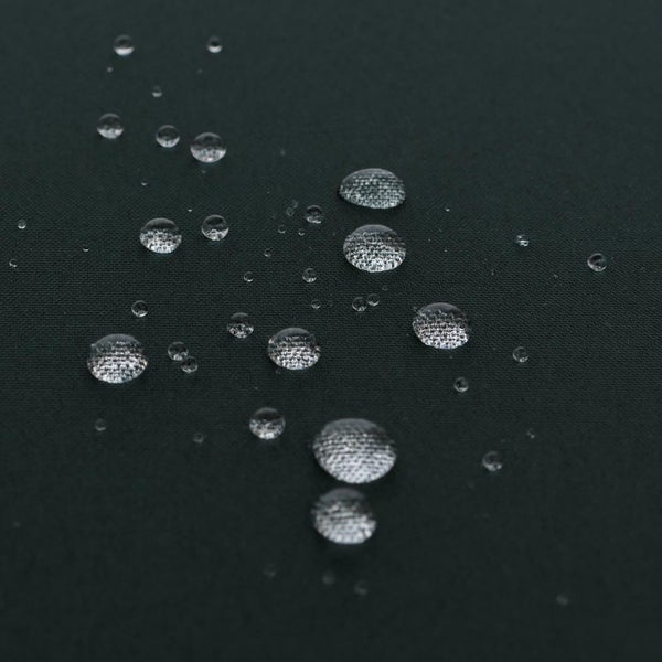 Wassertropfen auf wasserabweisendem Textilgewebe.