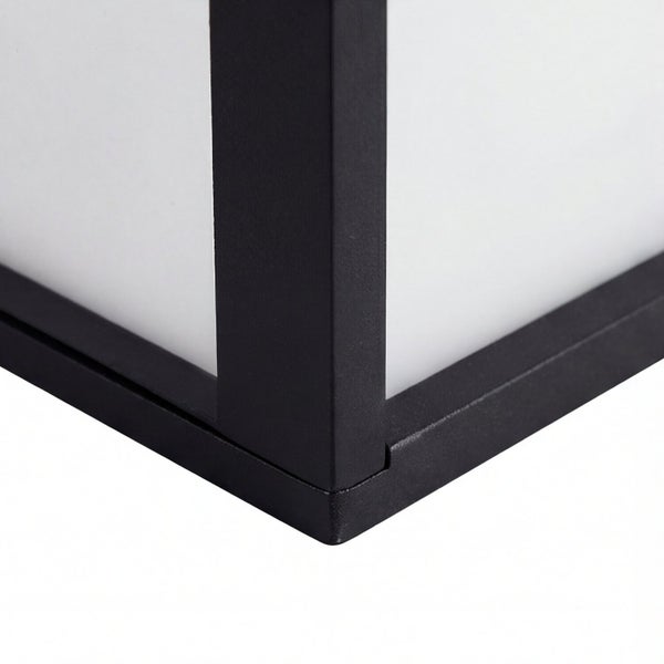 Detailaufnahme einer schwarzen Außenleuchte mit weißem Lampenschirm