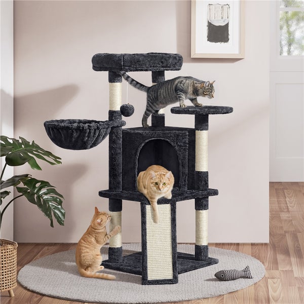 Katzenkratzbaum mit Liegeflächen, Kratzsäulen und Katzenhaus, mit drei Katzen
