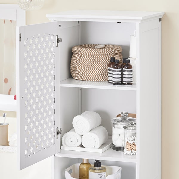 Weißer Badschrank mit offener Tür und Badezimmerutensilien