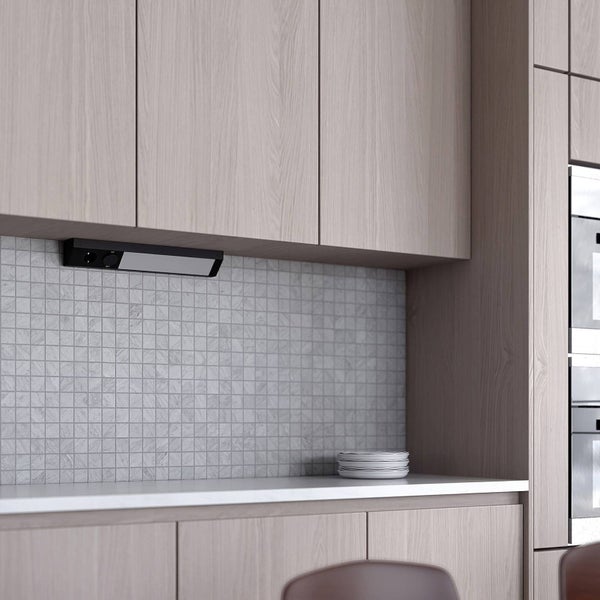 Moderne Küche mit Holzschränken, Mosaikfliesen und einer schwarzen LED-Unterbauleuchte mit Steckdose unter dem Hängeschrank.