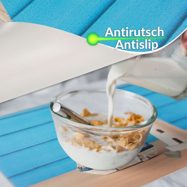 Antirutsch-Eigenschaft einer Oberfläche, dargestellt durch eine Schüssel mit Müsli und eingegossener Milch auf einer strukturierten Unterlage.