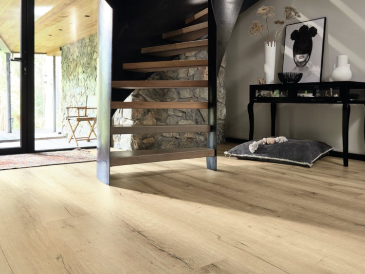 Wohnraum mit Eichenparkett in Holzoptik, offene Treppenkonstruktion und elegante Inneneinrichtung.