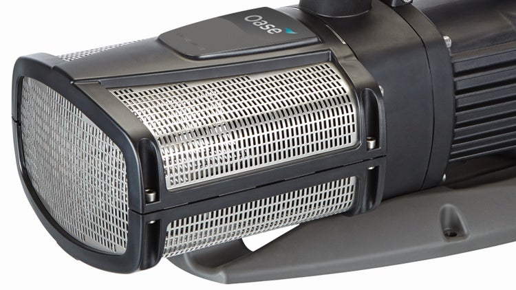 Oase Teichpumpe mit schwarzem Gehäuse und feinmaschigem Filterkorb aus Edelstahl.