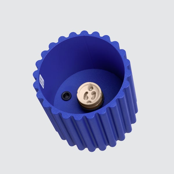 Blaue zylindrische Deckenleuchte mit gerippter Außenseite und GU10 Fassung.