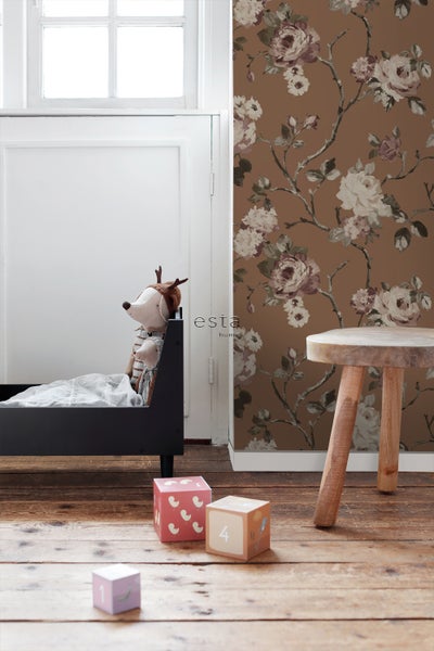 Kinderzimmer mit floraler Tapete, Kinderbett und Holzspielzeugwürfeln.