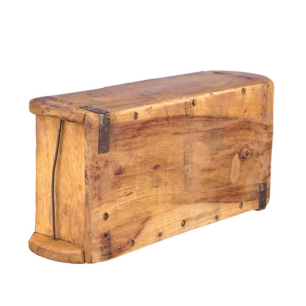 Holzkiste mit Metallbeschlägen