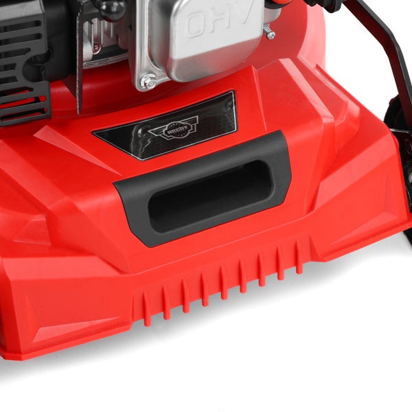 Detailansicht eines Rasenmähers mit Hecht Logo