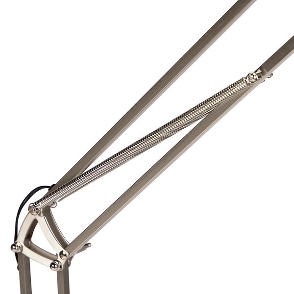 Detailaufnahme einer silberfarbenen Schreibtischlampe mit Federmechanismus.