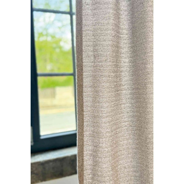 Gardine vor einem Fenster