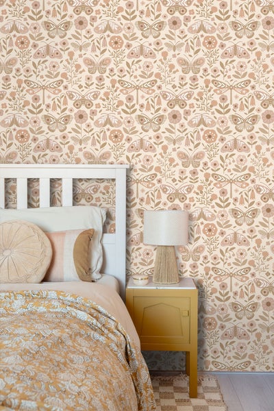 Schlafzimmer mit floraler Tapete, Bett und Nachttisch