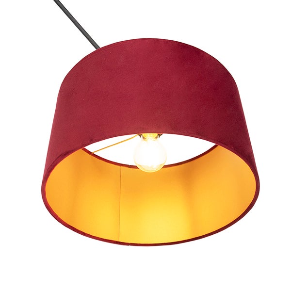 Runde Pendelleuchte mit rotem Samtschirm und goldfarbener Innenseite inklusive Leuchtmittel.