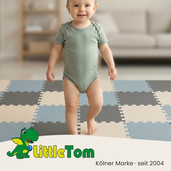 Baby in hellgrünem Body auf einer Schaumstoff-Puzzlematte in einem hellen Wohnzimmer. Graue, blaue und beige Quadrate. LittleTom Logo.
