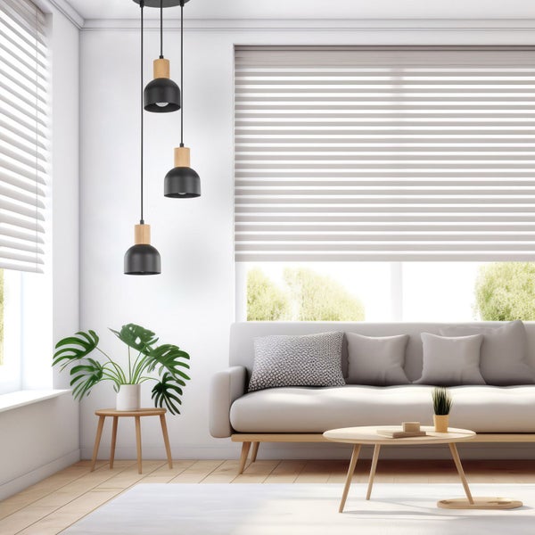 Helles Wohnzimmer mit Sofa, Tisch, Pflanze, Pendelleuchte und Fensterjalousie