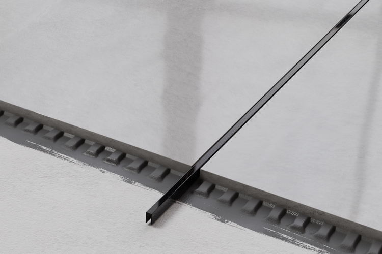 Detailansicht einer Duschrinne mit Designrost und Dichtmanschette, eingebaut in einen gefliesten Boden.