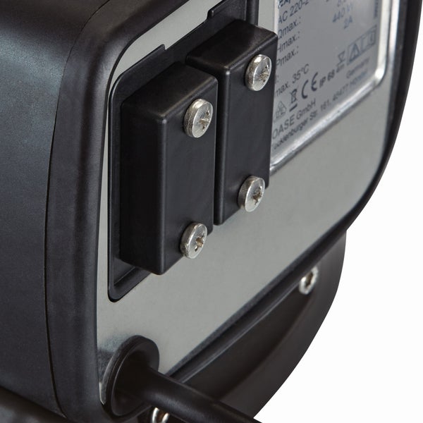 Nahaufnahme der elektrischen Anschlüsse an einer Teichpumpe mit Metallplatte und vier Schrauben.