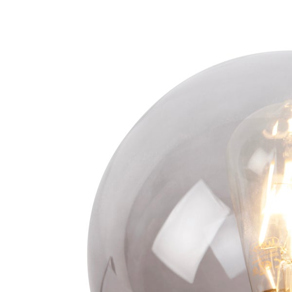 Detailaufnahme einer klaren Glühbirne innerhalb einer Glasschale.