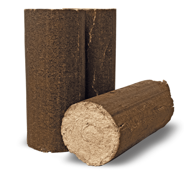 Drei zylindrische, braune Holzbriketts aus gepresstem Holz.