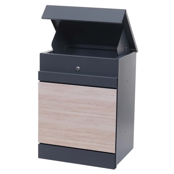 Briefkasten mit Holzeinsatz und geöffneter Klappe