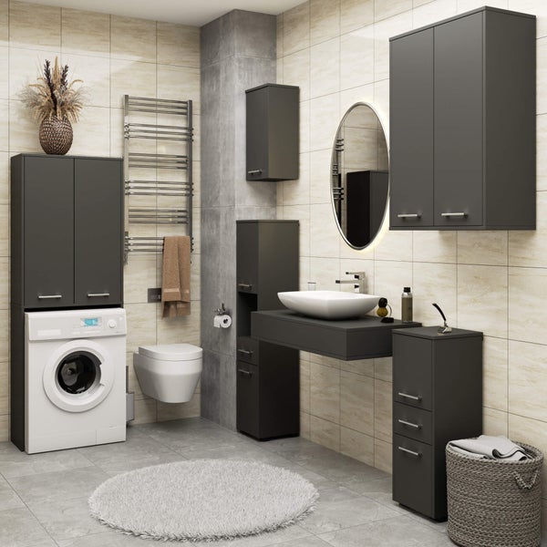 Modernes Badezimmer mit Waschmaschine, Toilette, Waschbecken, Spiegel und grauen Badezimmermöbeln.