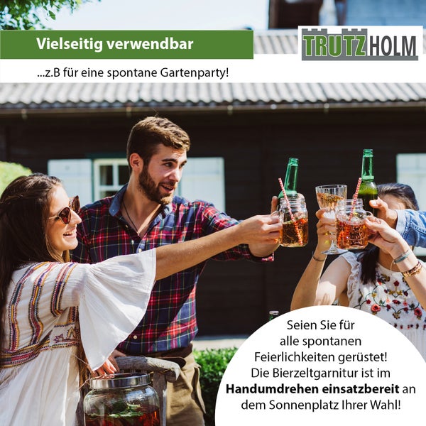Eine Gruppe junger Leute feiert im Garten und stößt mit Getränken an, das Trutzholm Logo ist oben rechts sichtbar.
