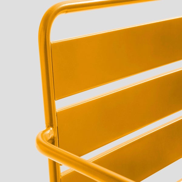 Detailansicht der Rückenlehne und Armlehne eines gelben Gartenstuhls aus Metall mit Lamellen und Rohrrahmen.