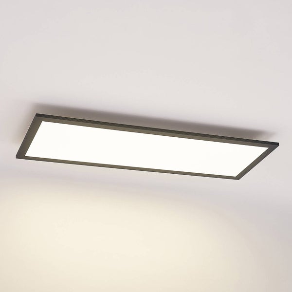 Rechteckiges LED-Panel mit schwarzem Rahmen an der Decke montiert.