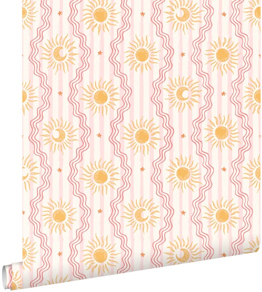 Tapete mit Sonnen, Monden und Sternen, rosa Streifen und Wellenlinien sowie orangefarbenen Motiven.