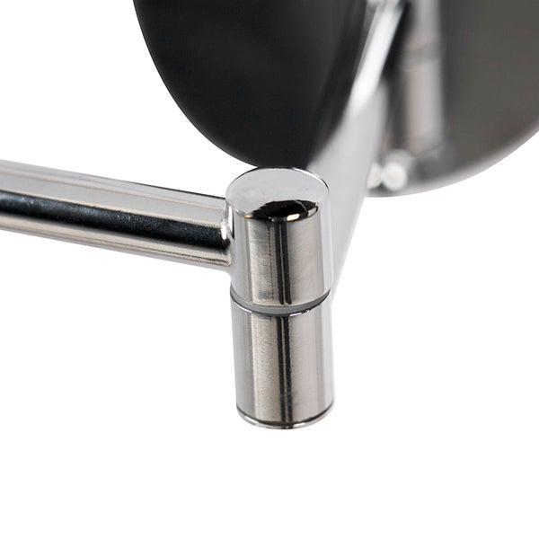 Detailaufnahme eines Kosmetikspiegels mit Chromarm