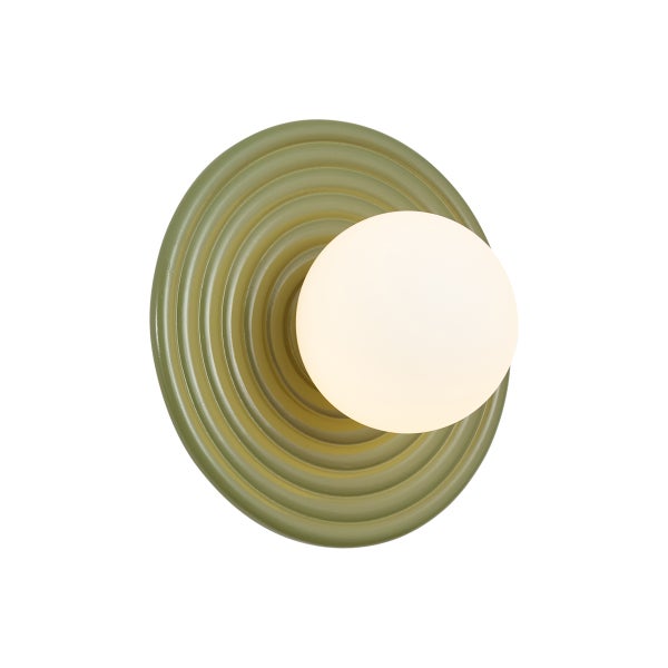 Wandleuchte mit runder gerippter Halterung und einer kugelförmigen Glaskugel als Lichtquelle.