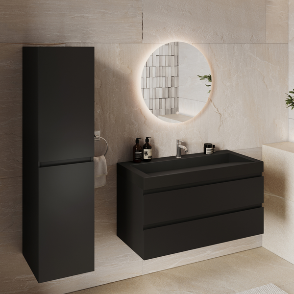 Modernes Badezimmer mit hängendem Waschtisch, Unterbauschrank, Aufsatzwaschbecken und rundem LED Spiegel vor einer strukturierten Steinwand.