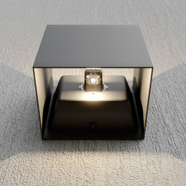 Quadratische LED Außenleuchte aus schwarzem Metall mit Lichtaustritt nach oben und unten.