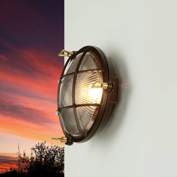 Runde Wandleuchte mit Schutzgitter und klarem Glas