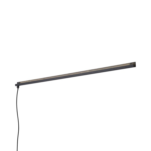 Schlanke, schwarze LED-Lichtleiste mit Netzkabel für Wandmontage oder Unterbau.