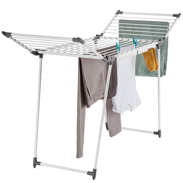 Wäscheständer mit aufgehängter Kleidung