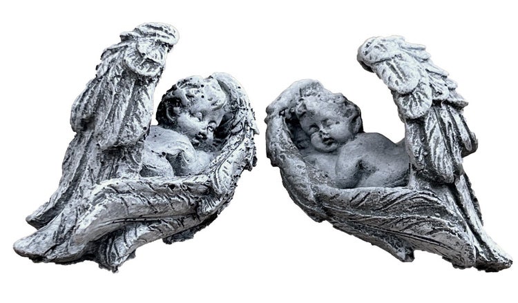Zwei Gartenfiguren aus Kunststein in Form von schlafenden Engeln in den Flügeln, für die Dekoration im Innen und Außenbereich.