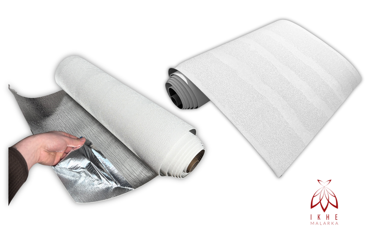 Rolle strukturierte Tapete mit silberner reflektierender Thermo-Rückseite, eine Hand zieht die Folie ab. Ikhe Malarka Logo.