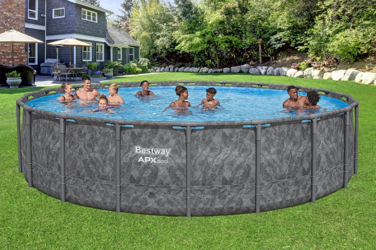 Bestway Aufstellpool mit Familie im Garten