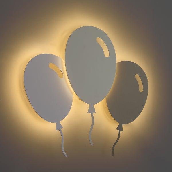 Wandleuchte in Form von drei Luftballons mit indirekter Beleuchtung für ein Kinderzimmer
