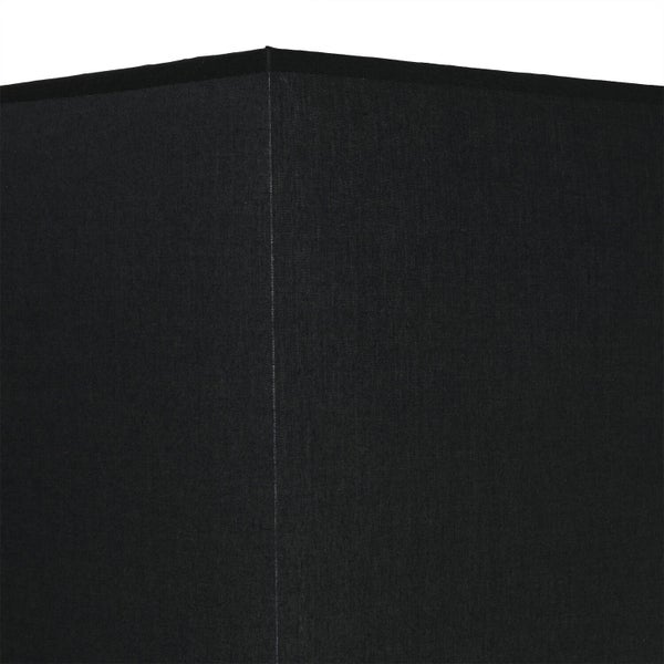 Detailaufnahme einer schwarzen rechteckigen Lampenschirm Ecke