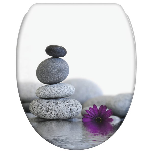 WC-Sitz mit Deckelmotiv gestapelte Steine und Blüte.