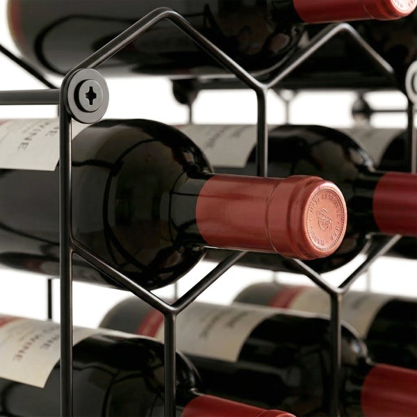 Weinregal aus schwarzem Metall mit Weinflaschen.