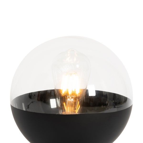 Nahaufnahme einer Tischleuchte mit Glaskugel und Leuchtmittel