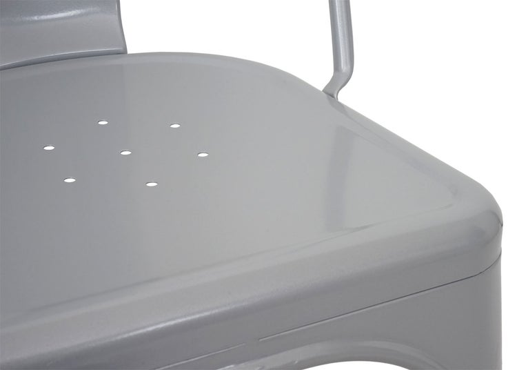Detailansicht eines Metallstuhlsitzes mit kleinen Löchern