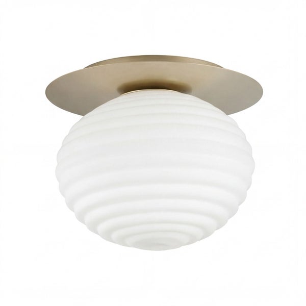Deckenleuchte mit geriffeltem weißem Glasschirm und goldfarbener runder Metallhalterung.