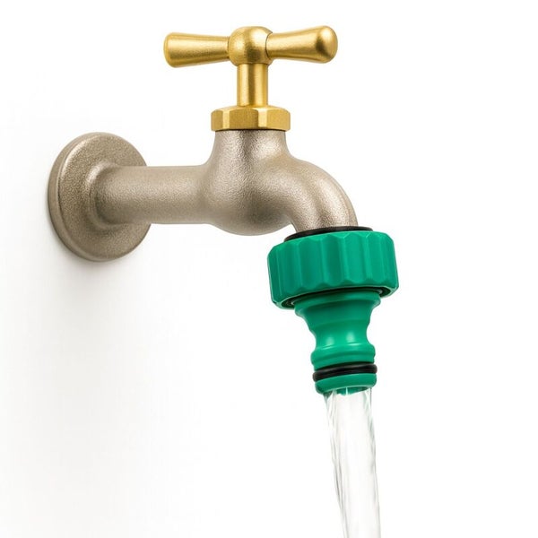 Gartenwasserhahn mit Messinggriff und grünem Schlauchanschlussadapter, Wasser fließt aus dem Auslauf.